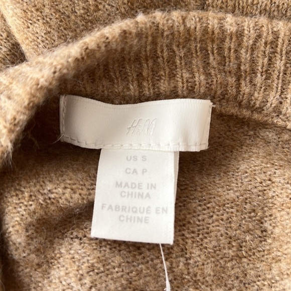 H&M l Long Sleeve Sweater with Faux Pearl Detail. - Picture 6 of 8